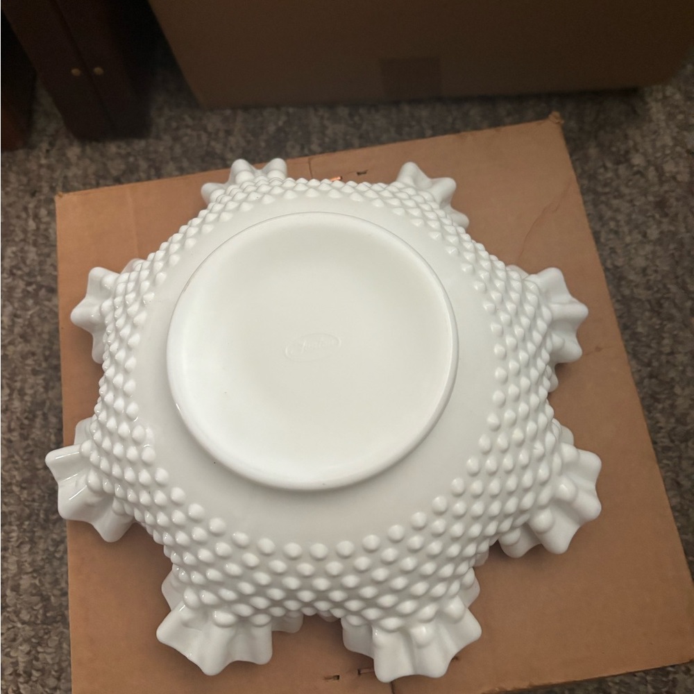 Elegant White Ruffled Edge Serving Bowl - Picture 3 of 7